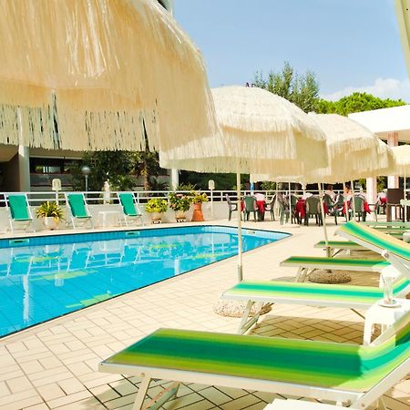 Hotel Gimm Бибионе Екстериор снимка