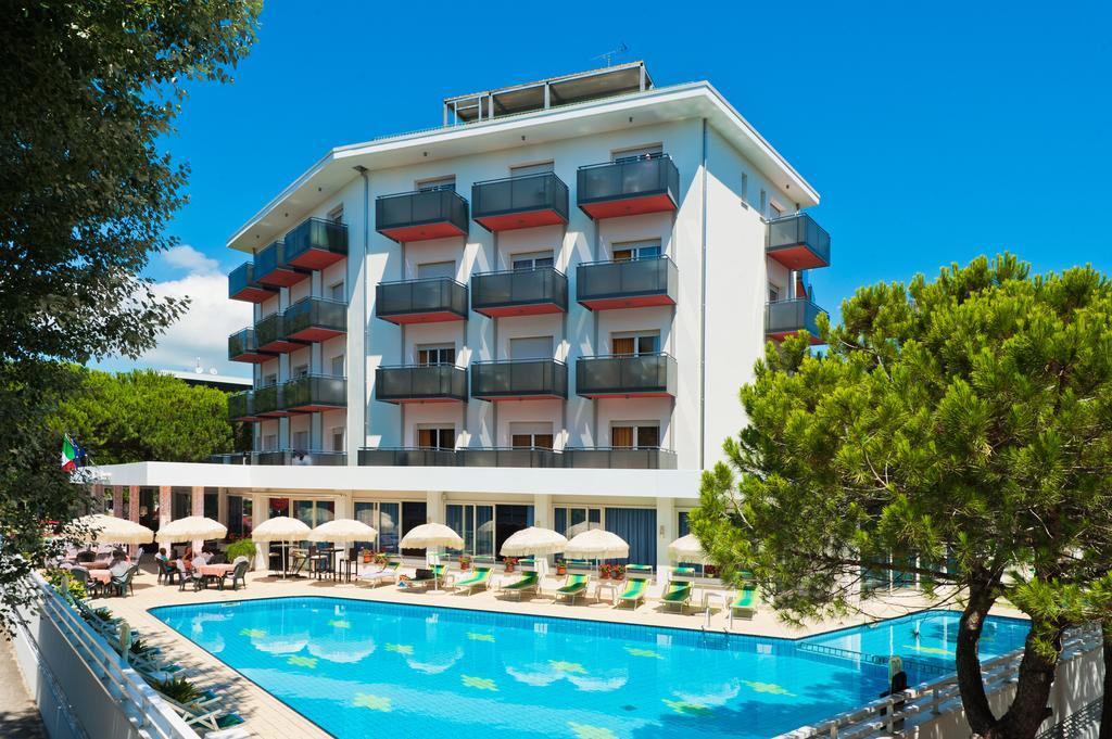 Hotel Gimm Бибионе Екстериор снимка