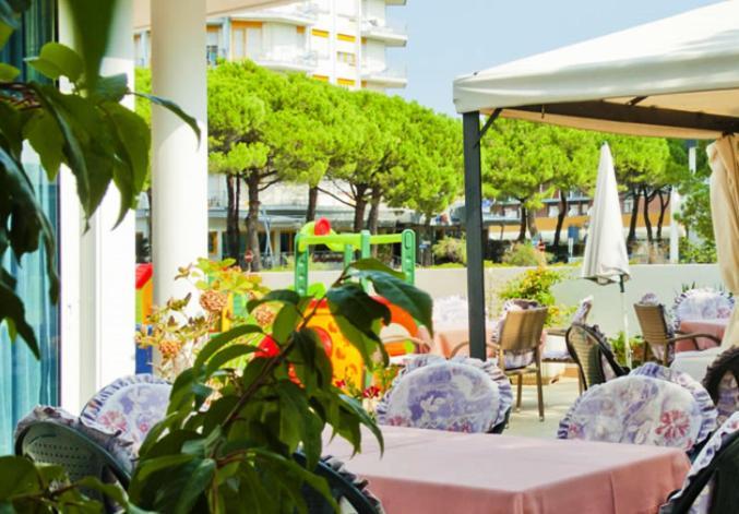 Hotel Gimm Бибионе Екстериор снимка