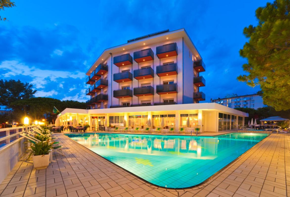 Hotel Gimm Бибионе Екстериор снимка