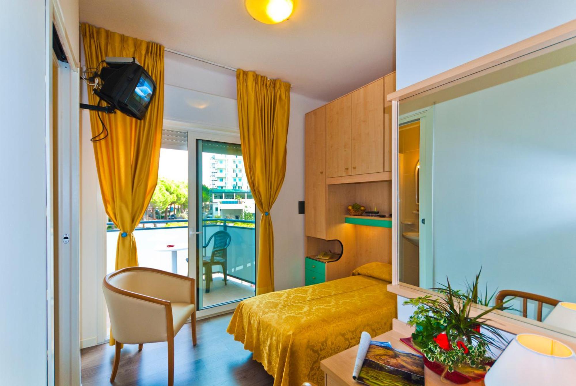 Hotel Gimm Бибионе Екстериор снимка