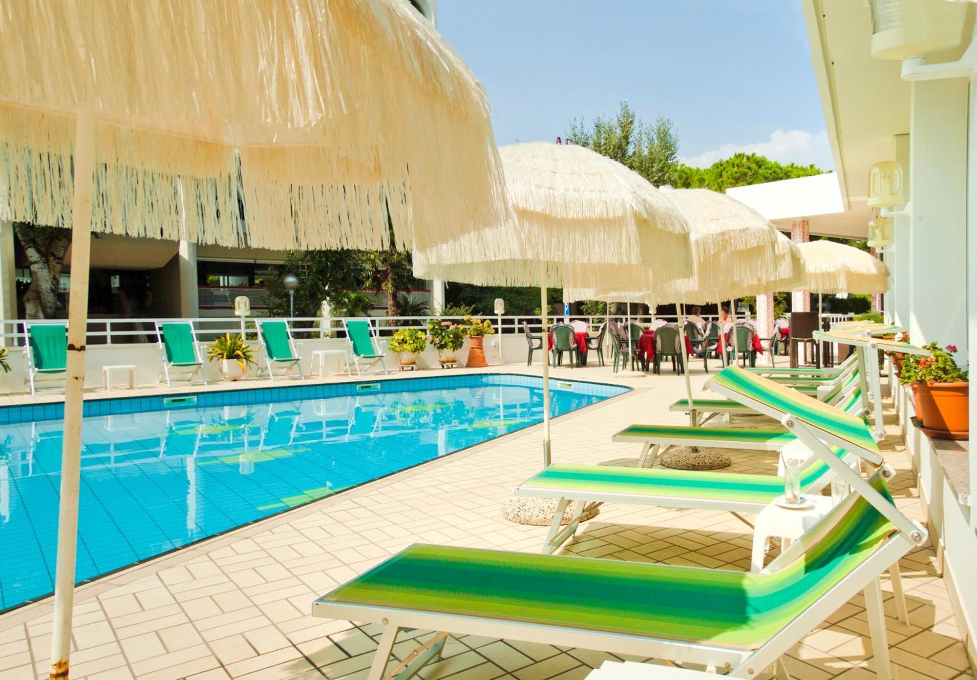 Hotel Gimm Бибионе Екстериор снимка