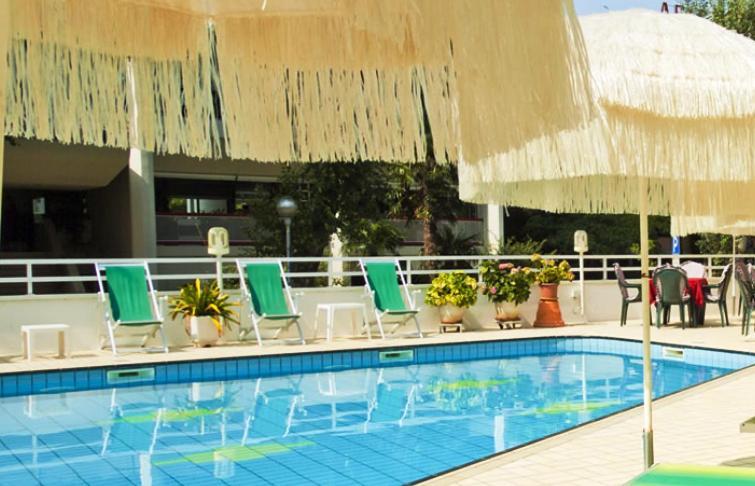 Hotel Gimm Бибионе Екстериор снимка